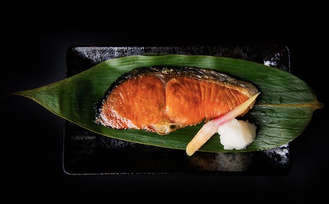 北海道 厚岸産 キングサーモン 10切 個包装 (1切れあたり約90g,合計約900g) 魚貝類 鮭 新鮮 加工 甘塩 天然 国産 脂肪 サラリ 口当たり 魚焼 焼くだけ 簡単 冷凍 