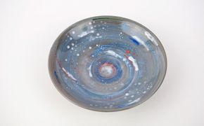 【唐仙窯】スリップウェア技法「宇宙」No１　皿　陶器　やちむん【 食器 器 うつわ 皿 丸皿 平皿 さら プレート 伝統工芸 陶器 焼き物 焼物 やちむん 化粧土 オリジナル おしゃれ オシャレ 可愛い 沖縄のうつわ プレゼント 贈答 贈り物 ギフト 南国 沖縄 】