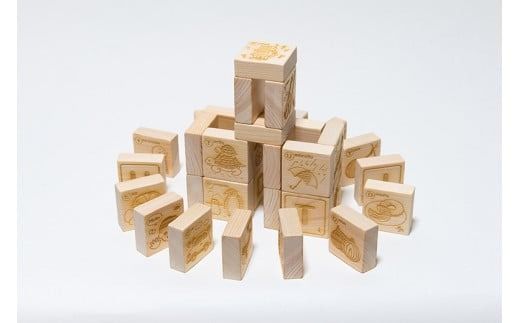 木のおもちゃ ABCつみき 積み木 木製 木 おもちゃ 知育玩具 男の子 女の子 ギフト プレゼント 贈り物 贈答 お祝い 出産祝い 誕生日祝い 日本製 手作り てづくり のし 熨斗 受注生産品 名入れ可能 山のくじら舎 高知県 安芸市 英語 教育 幼児 子供 アルファベット 学習 遊び 1歳 2歳 3歳 つみき 56個 イラスト アルファベット ヒノキ スギ シナ合板 蜜ろうワックス 安芸市 高知県