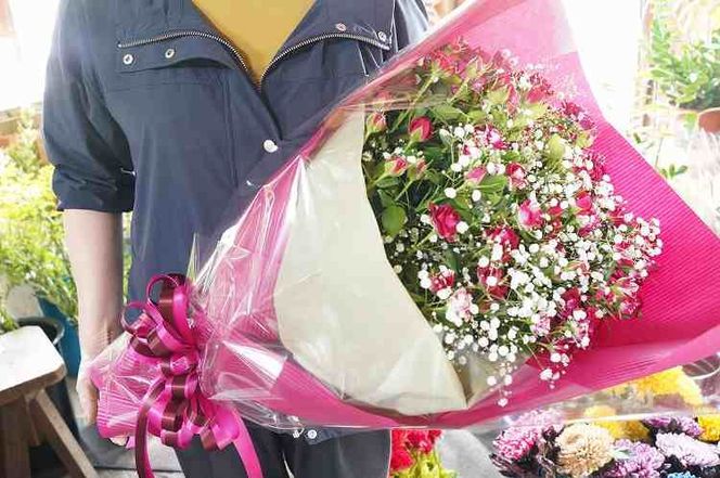 【上品な美しさ】マーブル模様のミニバラとカスミソウの花束 H092-078
