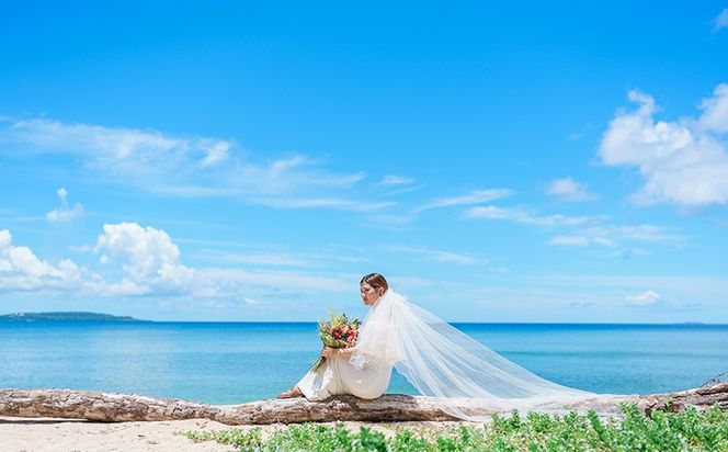 世界遺産を望む雄大な景色と、エメラルドブルーの海でフォトウェディングチケット 沖縄 おきなわ フォト 前撮り 花嫁 記念日 ウェディング ウエディング 結婚記念日 プロポーズ 恋人 妻 お祝い 告白 写真 記念 チケット 券 国内