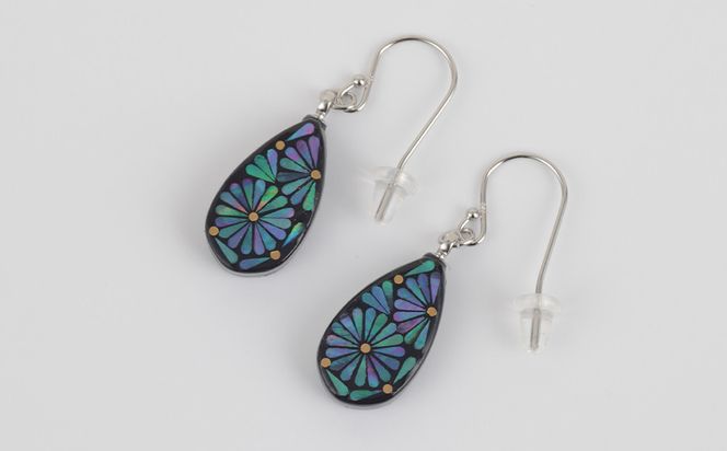 【嵯峩螺鈿野村】押合菊グリーンピアス｜京都 老舗 伝統工芸 漆器 ジュエリー［ 京都 老舗 伝統工芸 工芸品 アクセサリー ジュエリー ファッション 漆 人気 おすすめ 職人 お取り寄せ 通販 送料無料 ふるさと納税 ］ 261009_B-AS18