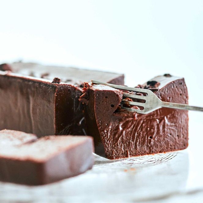 【ふるさと納税】MAISON CACAO メゾンカカオ 濃厚生ガトーショコラ 300g 驚きの口どけ 冷凍配送 神奈川県茅ヶ崎市