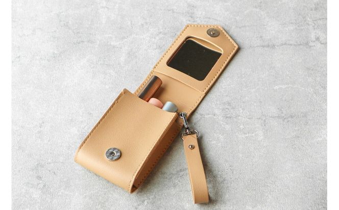 【ベージュ】毎日の“ときめき”を仕込めるリップケース　リップクリームホルダー　キーホルダーストラップ【ミラー付き・3本入る】 232238_CM032VC03