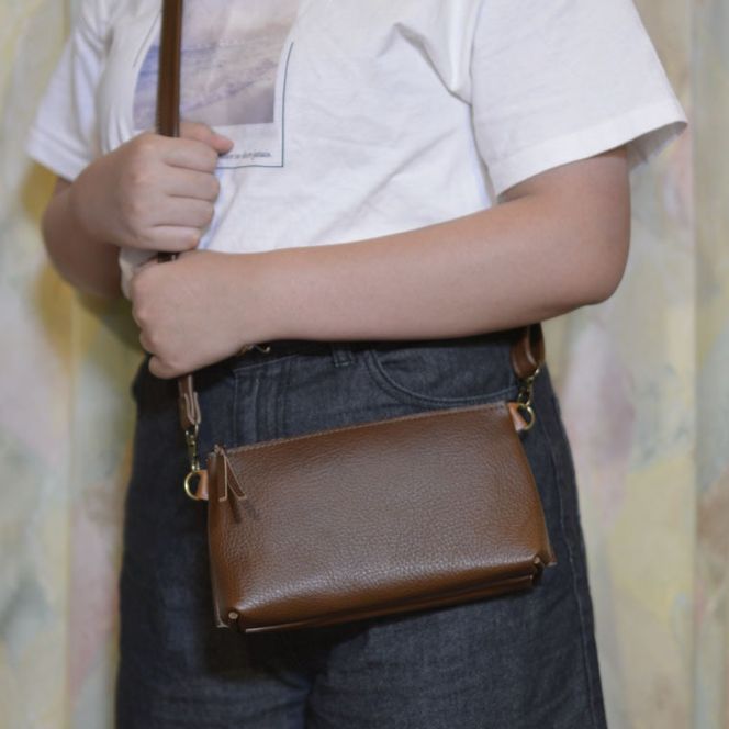 益子の革工房maharoのショルダーポーチ（S）キャメルブラウン｜栃木県 益子町 ふるさと納税 ショルダーポーチ 牛革 手作り（AX105-1）