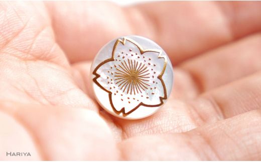 桜蒔絵 白蝶貝ピンブローチ 桐箱付き 蒔絵 漆 白蝶貝 桜 ハンドメイド ピンブローチ アクセサリー ギフト 伝統工芸 工芸品 国産 日本製 復興 震災 コロナ 能登半島地震復興支援 北陸新幹線 F6P-1700