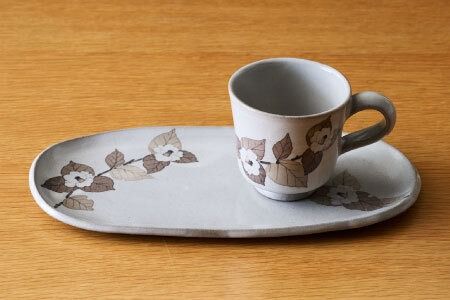 和紙染草花文楕円皿・デミカップセット【日の隈窯 和紙染 和紙 佐賀 陶器 窯元 陶芸作家 コーヒーカップ ソーサー】(H025131)