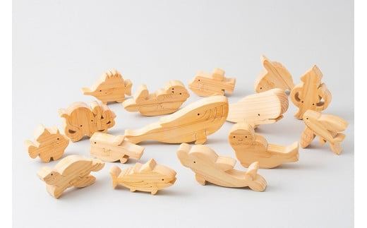 木のおもちゃ パズル 海パズル 木製 知育玩具 男の子 女の子 ギフト プレゼント 贈り物 出産祝い 誕生日祝い 日本製 手作り 名入れ可能 山のくじら舎 2歳 幼児 子供 空間認識力 動物 海の生き物 クジラ イルカ カメ タコ ウミスズメ 15種類 ヒノキ スギ セット内容 15個 パズル台 1個 サイズ W320mm H25mm D340mm 安芸市 高知県