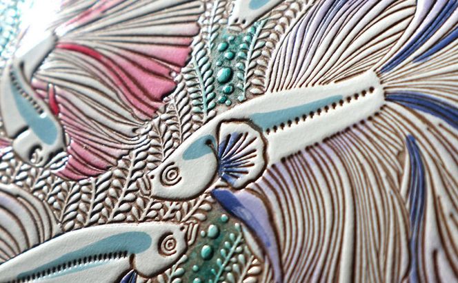 【文庫屋大関】マカロンポーチ ラビリンスフィッシュ＜パープル＞【皮革工芸品】 ポーチ ミニポーチ 小物入れ アクセサリー入れ イヤホン入れ 収納 保管ケース 手のひらサイズ  本革 革 皮革 工芸品 工芸 雑貨 ギフト プレゼント 日本製 東京