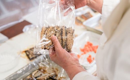 110g×6P 手作りごまいわし　B-947