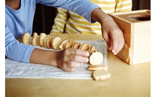 木のおもちゃ おやさいもぐもぐ 山のくじら舎 木製 木 おもちゃ 知育玩具 男の子 女の子 ギフト 包装 ラッピング プレゼント 贈り物 贈答 お祝い 出産祝い 誕生日祝い のし 熨斗対応 手作り てづくり 受注生産品 名入れ可能 2歳 幼児 子供 木のぬくもり 国産 日本製 ヒノキ サクラ 野菜 果物 コマ ボードゲーム オセロ ドミノ 集中力 考える力 創造性 想像力 遊び方 10種類 セット W150mm W130mm D150mm 300mm 安芸市 高知県