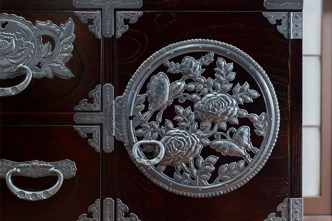 仙台箪笥 【扉：彫金手打金具】 三・五尺横長箪笥 拭き漆塗り KC-401DH（薔薇に蝶）（お申込書返送後3ヵ月～8ヵ月程度でお届け）|06_kyk-830301