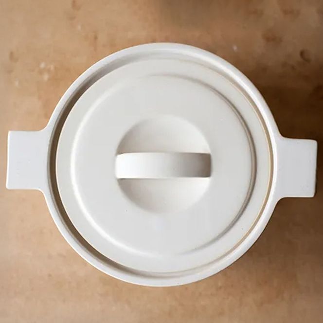 【萬古焼（ばんこやき）】円形デザインがスタイリッシュな一人用サイズの西洋土鍋 4th-market  コッタ ロンドキャセロール(S) 赤1個【鍋、土鍋、煮物、スープ、万能、おしゃれ、かわいい、結婚祝、出産祝、セット、贈答、普段使い、手作り、冬、煮込み、一人用、家庭用、一人暮らし、家族、ファミリー、新生活、スープ、三重県 四日市市 ふるさと納税】