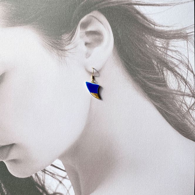 茅ヶ崎市 湘南 陶磁器 ピアス 上品 かわいい レディース ギフト プレゼント 誕生日 母の日 お祝い サマーギフト ゴールド 金 アート アクセサリー Artopus.SHONAN ピアス フィン ディープブルー