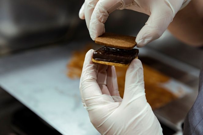 【スイーツ】チョコレートサンド4個入（バニラ、四日市抹茶、ビター）-[G358]