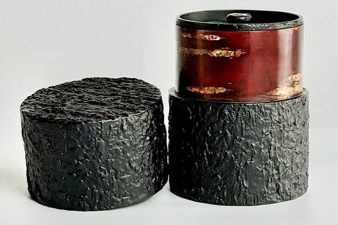 角館樺細工《冨岡商店》茶筒 マットバーク ブラック ワイド M 角館工芸協同組合|02_kdk-0j1101b