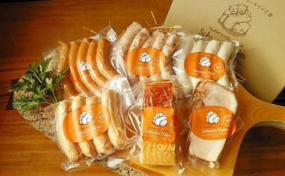 【定期便３回お届け】手作りハム工房シュヴァインハイムの満喫セット 金賞受賞 ドイツ仕込み ソーセイジ ソーセージ ウインナー 人気 詰め合わせ 食べ比べ 肉 加工肉 粗挽き ロースハム ベーコン 豚肩ロース ジャーキー キャンプ BBQ ギフト 時短料理 H003-050