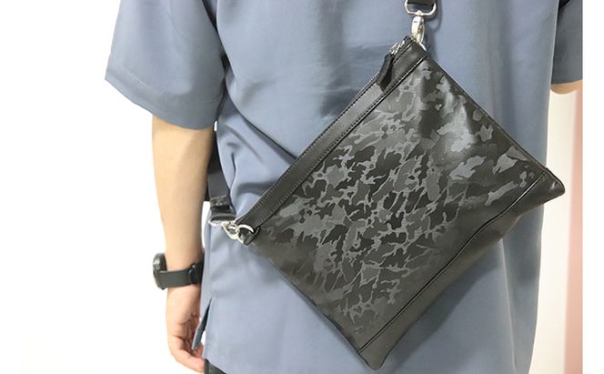 型押しカモフラレザー　ショルダーサコッシュ ファッション カバン バッグ 迷彩 撥水 薄マチ 仕切り 収納カ ジュアル エレガント 