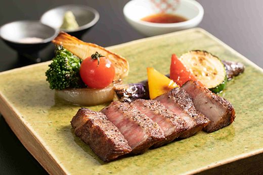 【4等級以上】極上近江牛フィレ＆サーロイン食べ比べセット【350ｇ（フィレ150ｇ×1枚、サーロイン200ｇ×１枚）】【E010W】（国産牛　和牛　ブランド牛　ブランド和牛　黒毛和牛　牛肉　肉　高級　人気　おすすめ　神戸牛　松阪牛 に並ぶ 日本三大和牛 近江牛）
