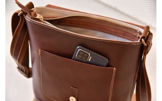 リッチオイルレザー(岡喜近江牛レザー）で作った　ショルダーバッグ　　ダークウォルナット【CC24W】