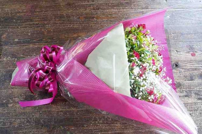 【上品な美しさ】マーブル模様のミニバラとカスミソウの花束 H092-078