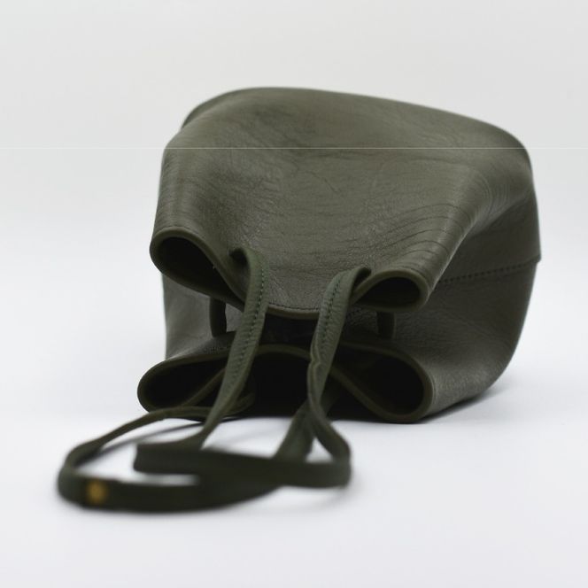 益子の革工房maharoの巾着バッグ（S）オリーブグリーン (AX141-1)