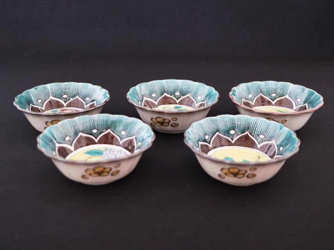 九谷焼　 2.5号小鉢揃　吉田屋草花　a01 食器 キッチン雑貨 キッチンアイテム 雑貨 小物 お皿 小皿 食卓 テーブルコーディネート 