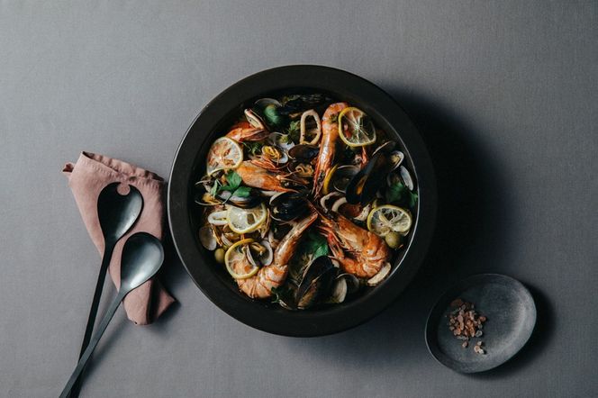 PETARI Shallow Pot 30cm Jet Black（ブラック）G.M.P 【 グッドデザイン賞受賞 陶器製 万能調理土鍋 鍋 土鍋 平鍋 浅鍋 電子レンジ可 キッチン雑貨 新生活 ギフト プレゼント 三重県 四日市市】 -[G632-3]