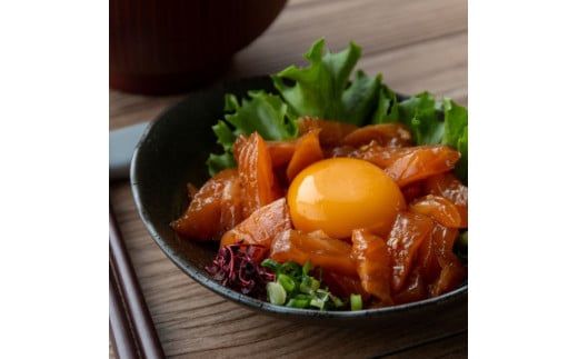 【CF-R7hbk】KYF165　高知の海鮮丼の素「サーモンの漬け」約80gx5P 400g サーモン 漬け丼 タレ漬け 時短調理 簡単 ご飯 お刺身 刺身 海鮮丼 おかず 惣菜 魚介類 海鮮 新鮮 個包装 簡単 便利 お取り寄せ