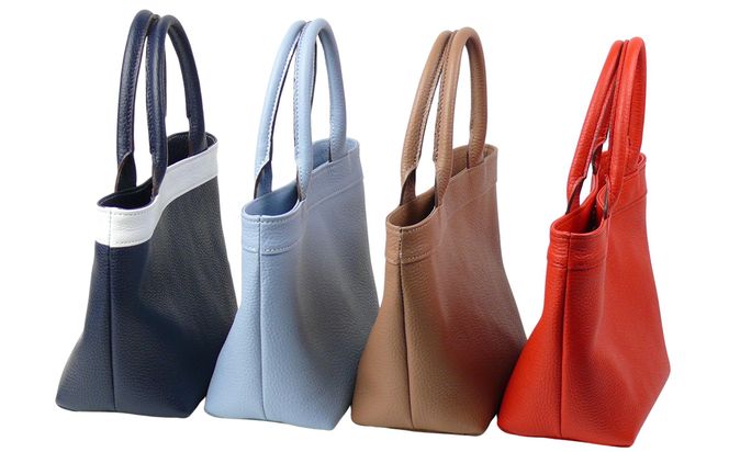 持つ人の雰囲気を引き立てる、シュリンク革製舟形トートバッグ　(レッド）