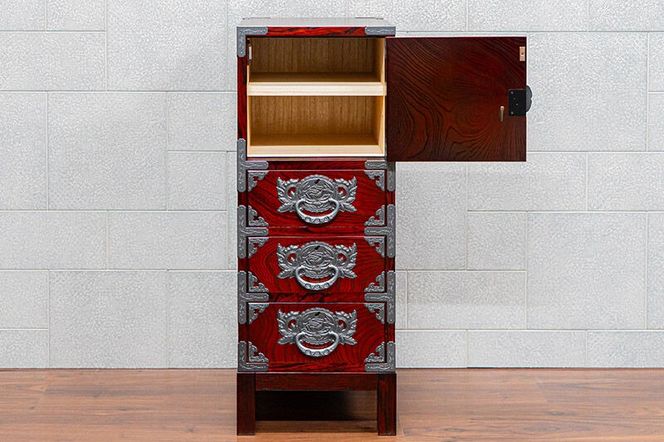 仙台箪笥 35巾脚付すきまチェスト 拭き漆塗り【扉：彫金手打金具】（鶴亀松竹梅）（お申込書返送後8ヶ月～12ヶ月程度でお届け）工芸品 伝統 [仙台箪笥 チェスト タンス たんす 小型 拭き漆塗り 高級 工芸品 伝統 欅産業 宮城県 利府町]|06_kyk-860301