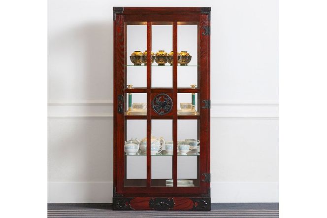 仙台箪笥 キュリオケース 拭き漆塗り KC-563 （お申込書返送後1ヵ月～6ヵ月程度でお届け） 欅産業 職人 おすすめ 船箪笥 [インテリア タンス 収納 家具 和 モダン 高級 和箪笥 小箪笥 伝統 工芸品 仏壇 仏具 神具 飾り棚 欅 漆塗 彫金 金具 装飾 仙台箪笥 船箪笥 舟箪笥 宮城 利府 欅産業]|06_kyk-840301