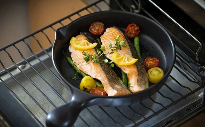 【萬古焼(ばんこやき)】Handmade土鍋 弥生陶園　職人が一つ一つ丁寧に成形し焼き上げる、こだわりの逸品　土鍋の国内生産80％のシェアを誇る伝統の萬古焼　TS-622 丸グリルプレート（黒釉）鉄より軽い！手間いらずの耐熱陶器製「魚焼グリル対応のグリルプレート」【プレート、魚料理、肉料理、朝ごはん、朝食、目玉焼き、野菜、グラタン、アヒージョ、簡単、ペア、耐久性、人気、おすすめ、旨み、うまみ】