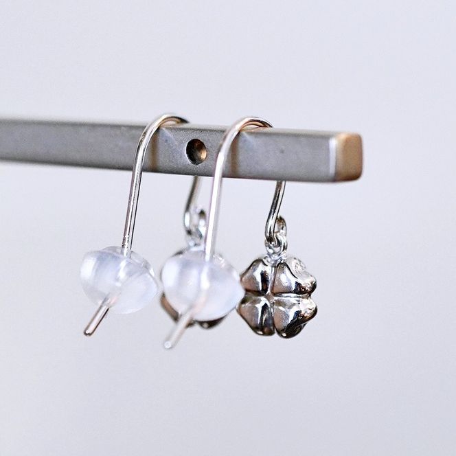 K18WG(18金) ホワイトゴールド 地金 クローバー ピアス フックタイプ シンプル 幸運 希望 幸福 愛情 健康 保証書付 KO-0069 242-027-b