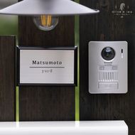 ステンレス＆ウッド表札004（10cm×15cm）〈表札 ステンレス 天然木 プレート表札 オーダーメイド表札 アンティーク表札 おしゃれ 戸建 マンション 新築 引っ越し〉 玄関 名前 番地 ハンドメイド 彫刻 クール 耐久性 モダン デザイン 