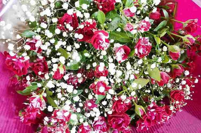 【上品な美しさ】マーブル模様のミニバラとカスミソウの花束 H092-078