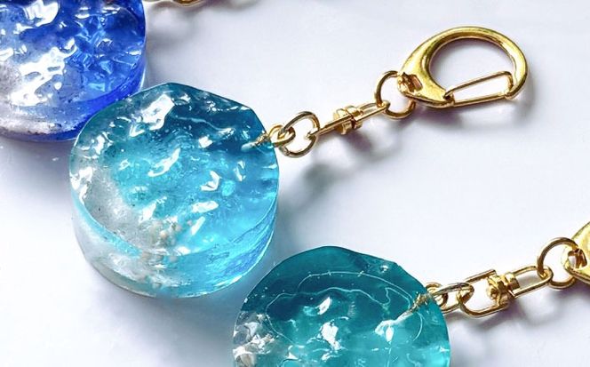 レジンアート 『海のかけらキーホルダー』 丸型 アクアブルー 【沖縄の星の砂入り】キーホルダー レジンアート 海 雑貨 おしゃれ 沖縄市 / Kays Artistry[BCAG025]