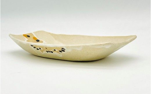 舟型皿 魚の奪い合い！ 白マット釉【716】_HA1719