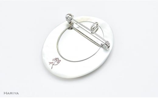 団栗とふくろう蒔絵 白蝶貝ブローチ 50mm×40mm 蒔絵 漆 白蝶貝 ふくろう 縁起物 うるしアート  ブローチ アクセサリー  伝統工芸 工芸品 国産 日本製 復興 震災 コロナ 能登半島地震復興支援 北陸新幹線 F6P-1139