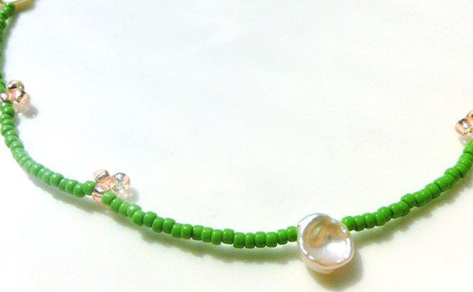 peace necklace -green & pearl- ネックレス アクセサリー 1個【シンプル グリーン ピンク パール ビーズ 可愛い ハンドメイド 手作り  職人 上品 大人な雰囲気 ギフト プレゼント ラッピング 結婚式 普段使い Q 北海道 幕別町】