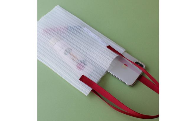 香川県産 プリーツバッグ・ストライプ・スモール［ レッド １点］軽やかで上品な透け感のあるバッグ 372013_LJ012VC03