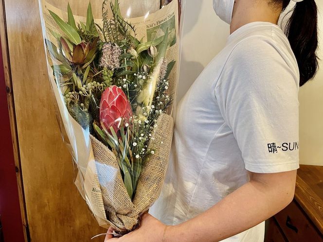 生花でお届け、自宅で簡単ドライフラワーに ユーカリとワイルドフラワーの花束 H143-026