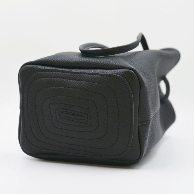 益子の革工房maharoの巾着バッグ（M）ブラック (AX140-3)