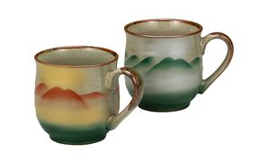 九谷焼 ペアマグカップ/連山 a04 工芸品 コーヒーカップ ペアカップ 結婚 引き出物 金婚式 誕生日プレゼント 還暦祝い 古希 喜寿 米寿 退職 定年 プレゼント お祝い お返し お礼 