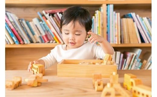 木のおもちゃ セット はたらく自動車 飛行場 2種 セット木製 木 おもちゃ 知育玩具 赤ちゃん ベビー 男の子 女の子 ギフト プレゼント 贈り物 贈答 お祝い 出産祝い 誕生日祝い 日本製 手作り てづくり 受注生産品 山のくじら舎 ヒノキ 木箱 片づけ 習慣 御祝 ヒノキ スギ 高知県 安芸市