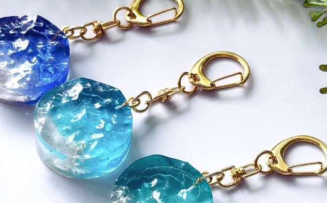 レジンアート 『海のかけらキーホルダー』 丸型 ブルー 【沖縄の星の砂入り】キーホルダー レジンアート 海 雑貨 おしゃれ 沖縄市 / Kays Artistry[BCAG027]