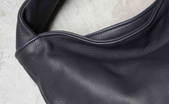 シルキータッチしっとりレザー 軽く柔らかい袋ハンドバッグ・ＬＵＡ(ＬＡ００3)＃墨黒 バッグ 牛革 レザー 革製品 天然素材 軽量 日本製 ブラック カジュアル 墨田区 東京
