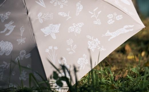 [磯 優子 / Yuko Iso] オリジナルデザイン 折りたたみ傘（17cm）×1本【発送時期が選べる】オリジナル デザイン 折りたたみ 折り畳み 傘 おしゃれ かわいい シンプル レディース 通勤 通学 晴雨兼用 UV カット 撥水 北海道 釧路町 釧路超 特産品 br08　121-1931-006