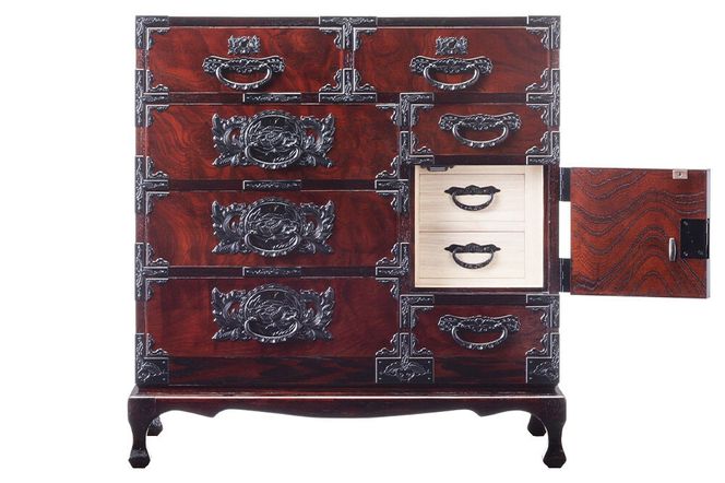 仙台箪笥 猫足チェスト 拭き漆塗り (申込書返送後、1ヶ月～6ヶ月程度でお届け) 欅産業 職人 おすすめ 船箪笥 [インテリア タンス 収納 家具 和 モダン 高級 和箪笥 小箪笥 伝統 工芸品 仏壇 仏具 神具 飾り棚 欅 漆塗 彫金 金具 装飾 仙台箪笥 船箪笥 舟箪笥 宮城 利府 欅産業]|06_kyk-390301