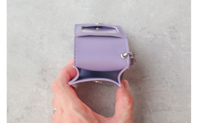 【パープル】毎日の“ときめき”を仕込めるリップケース　リップクリームホルダー　キーホルダーストラップ【ミラー付き・3本入る】 232238_CM032VC01